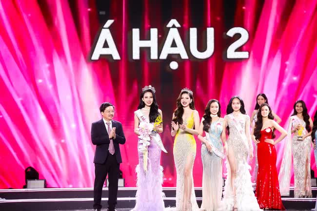  Trọn vẹn cảm xúc của Huỳnh Thị Thanh Thủy và 2 Á hậu khi đăng quang Hoa hậu Việt Nam 2022  - Ảnh 14.