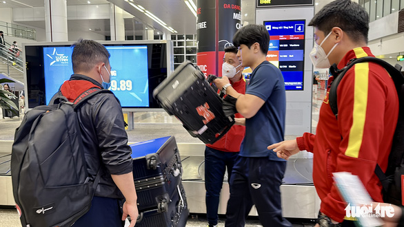 Tuyển Việt Nam về nước, hết hồn tưởng mất vali áo ngực cầu thủ trị giá 3 tỉ đồng - Ảnh 5.