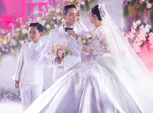 Được mời làm MC trong hôn lễ Khánh Thi - Phan Hiển, Trấn Thành vẫn than còn 1 điều tiếc nuối - Ảnh 2. Được mời làm MC trong hôn lễ Khánh Thi - Phan Hiển, Trấn Thành vẫn than còn 1 điều tiếc nuối - Ảnh 2.