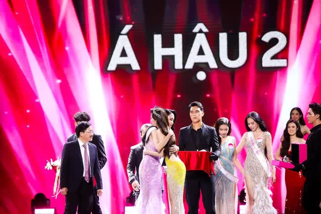  Trọn vẹn cảm xúc của Huỳnh Thị Thanh Thủy và 2 Á hậu khi đăng quang Hoa hậu Việt Nam 2022  - Ảnh 13.