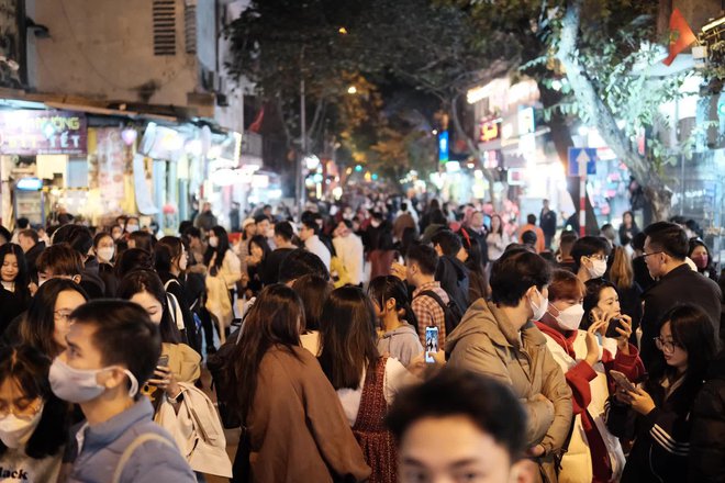  Cảnh tượng đông nghịt ở trung tâm Hà Nội đêm Giáng sinh: Hàng ngàn người đổ ra đường đi chơi, check-in - Ảnh 5.