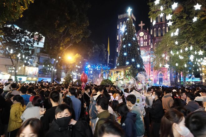  Cảnh tượng đông nghịt ở trung tâm Hà Nội đêm Giáng sinh: Hàng ngàn người đổ ra đường đi chơi, check-in - Ảnh 3.