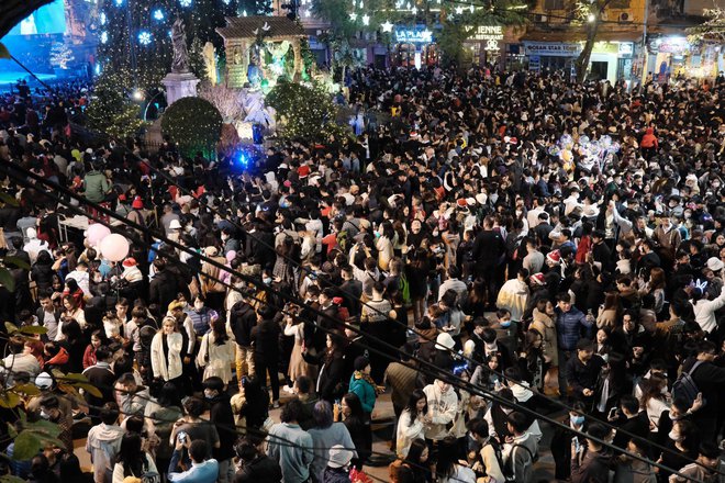  Cảnh tượng đông nghịt ở trung tâm Hà Nội đêm Giáng sinh: Hàng ngàn người đổ ra đường đi chơi, check-in - Ảnh 2.