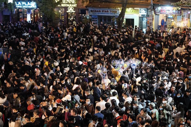  Cảnh tượng đông nghịt ở trung tâm Hà Nội đêm Giáng sinh: Hàng ngàn người đổ ra đường đi chơi, check-in - Ảnh 1.