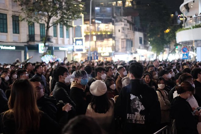  Cảnh tượng đông nghịt ở trung tâm Hà Nội đêm Giáng sinh: Hàng ngàn người đổ ra đường đi chơi, check-in - Ảnh 17.