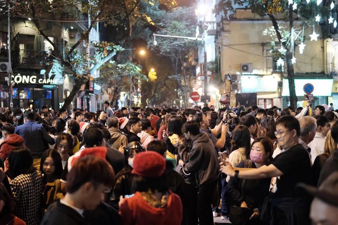  Cảnh tượng đông nghịt ở trung tâm Hà Nội đêm Giáng sinh: Hàng ngàn người đổ ra đường đi chơi, check-in - Ảnh 15.