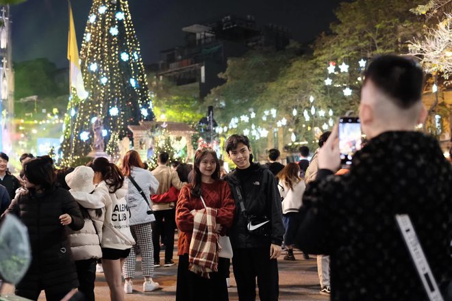 Cảnh tượng đông nghịt ở trung tâm Hà Nội đêm Giáng sinh: Hàng ngàn ...