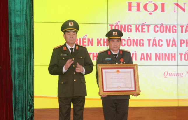 Đại tá Đinh Văn Nơi nhận Huân chương Chiến công hạng Nhì - Ảnh 1.