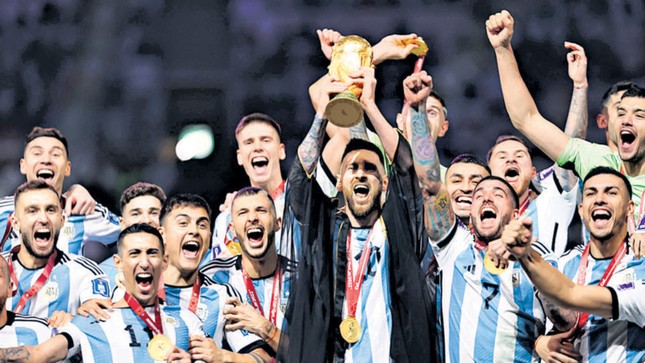 Argentina tức tốc khoe cúp vàng trước khi trả lại cho FIFA - Ảnh 1.