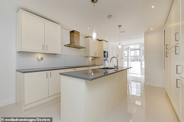  Khám phá ngôi nhà hẹp nhất London được rao bán với giá 4 triệu bảng Anh  - Ảnh 2.