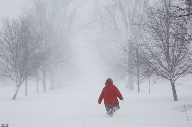 Hình ảnh bão tuyết kinh hoàng ở Mỹ làm hàng chục người thiệt mạng - Ảnh 6.