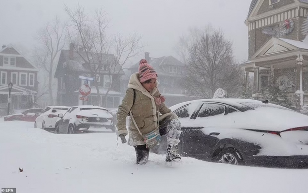 Hình ảnh bão tuyết kinh hoàng ở Mỹ làm hàng chục người thiệt mạng - Ảnh 5.