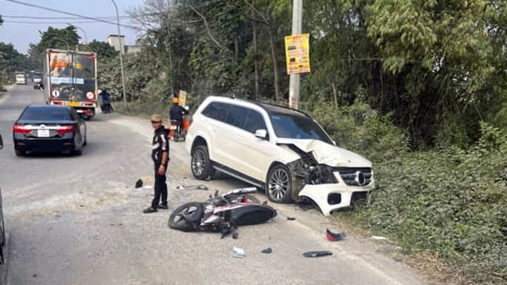 Đằng sau những bức ảnh TNGT: SUV cỡ lớn hạng sang Mercedes-Benz GLS lấn làn đâm nát xe máy - Ảnh 8.