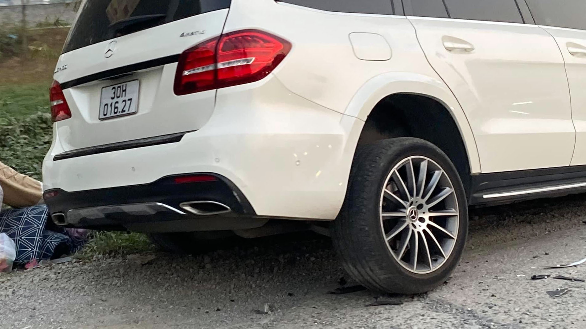 Đằng sau những bức ảnh TNGT: SUV cỡ lớn hạng sang Mercedes-Benz GLS lấn làn đâm nát xe máy - Ảnh 3.