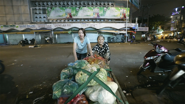  Thuỳ Tiên làm xe ôm, bán hàng rong để khám phá cuộc sống đêm Sài Gòn - Ảnh 2.