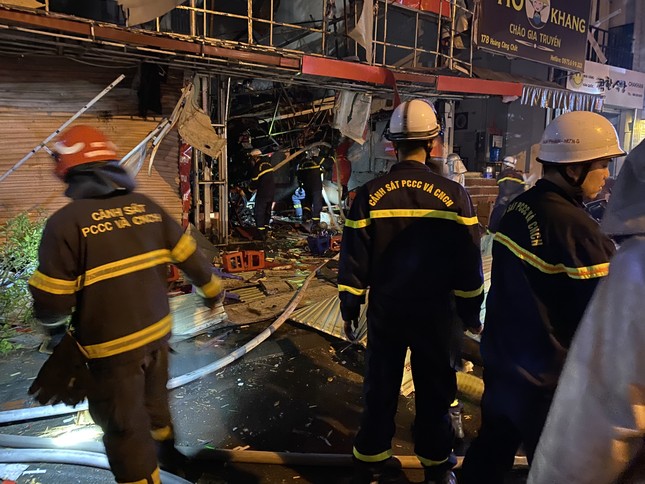 Hà Nội: Cháy tiệm sửa chữa xe máy kèm tiếng nổ lớn, nhiều người bị thương - Ảnh 5.