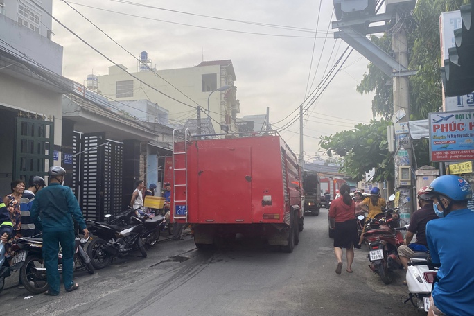 Lửa bốc lên ở căn nhà 3 lầu ở quận 12 - Ảnh 1. Lửa bốc lên ở căn nhà 3 lầu ở quận 12 - Ảnh 1.