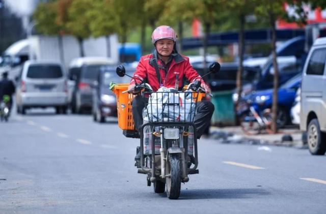 Chủ tịch Trung Quốc giả nghèo làm shipper suốt 7 năm: Trở thành nhân viên giao hàng 5 sao, danh tính chỉ bại lộ khi nhờ đồng nghiệp chuyển nhà - Ảnh 1.