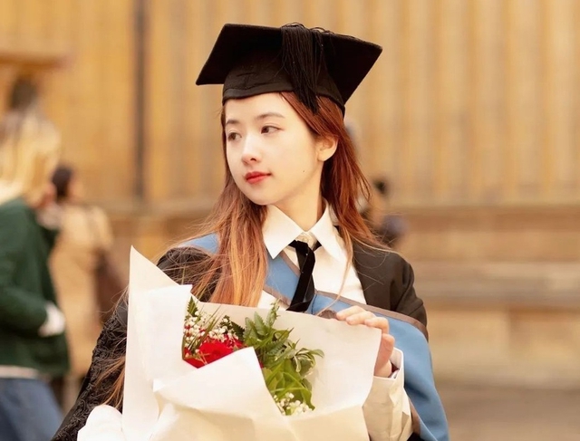 Ngoại hình xinh đẹp, cô gái bị nghi ngờ nói dối khi đăng ảnh tốt nghiệp Thạc sĩ Oxford: Trông chẳng giống kiểu người học giỏi - Ảnh 1.