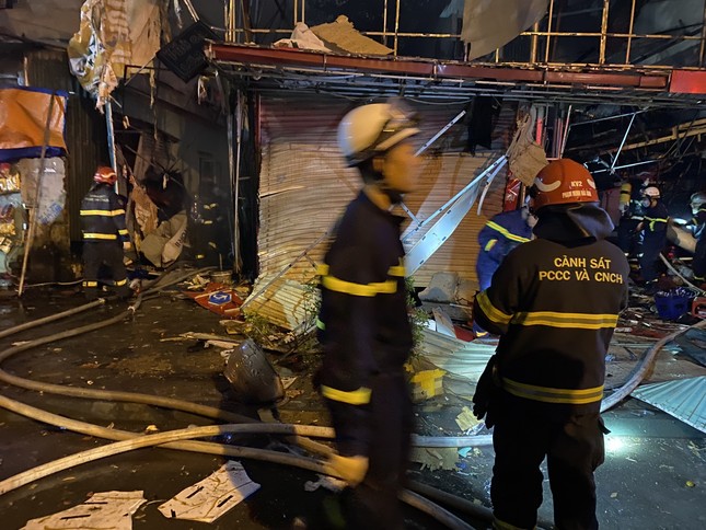 Hà Nội: Cháy tiệm sửa chữa xe máy kèm tiếng nổ lớn, nhiều người bị thương - Ảnh 3.