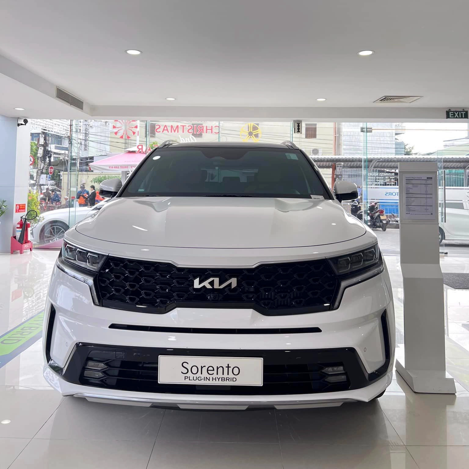 Kia Sorento hybrid ồ ạt về đại lý: Giá từ 1,4 tỷ đồng, bản cắm sạc đắt hơn nửa tỷ so với máy xăng - Ảnh 7.