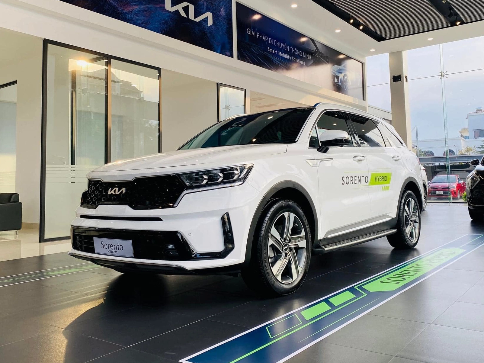 Kia Sorento hybrid ồ ạt về đại lý: Giá từ 1,4 tỷ đồng, bản cắm sạc đắt hơn nửa tỷ so với máy xăng - Ảnh 5.