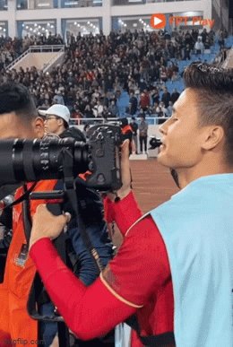 Khoảnh khắc Quang Hải làm nghề tay trái, tự cầm máy ảnh chụp đồng đội ăn mừng bàn thắng - Ảnh 1.