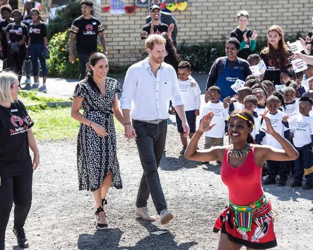  Harry và Meghan đã chứng minh họ là “hình mẫu lý tưởng” mà tất cả mọi người cần tránh khi xử sự với gia đình - Ảnh 2.