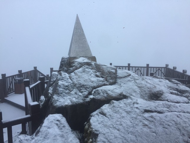 Mưa tuyết xuất hiện trên đỉnh Fansipan - Ảnh 2.