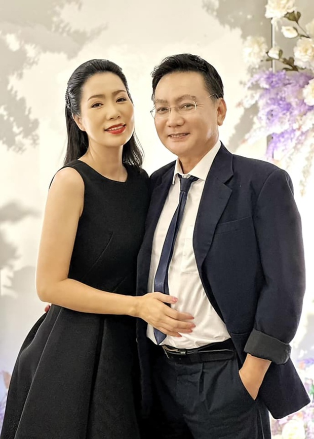  Sao Việt 28/12: NSND Trung Anh kỷ niệm 25 năm ngày cưới bên người vợ trẻ đẹp - Ảnh 3.