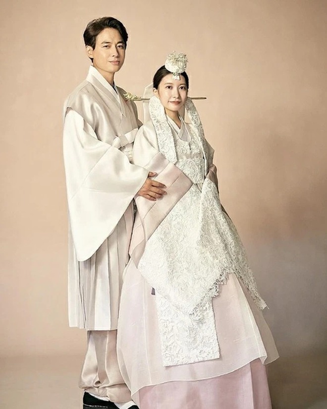 Sao Hàn hẹn hò người nước ngoài: Song Joong Ki lên hương, vợ chồng Từ Hy Viên thị phi chưa sốc bằng mỹ nhân vô danh đổi đời - Ảnh 17.