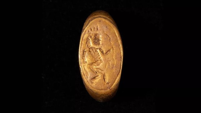 Tìm thấy nhẫn vàng khắc thần vui vẻ trong mộ cổ hơn 3.300 năm tuổi - Ảnh 1.