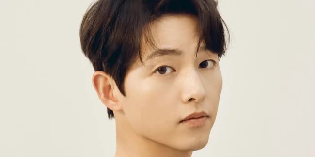 Quản lý lên tiếng về tin đồn Song Joong Ki nhờ bạn gái Katy Louise Saunders để đóng phim nước ngoài