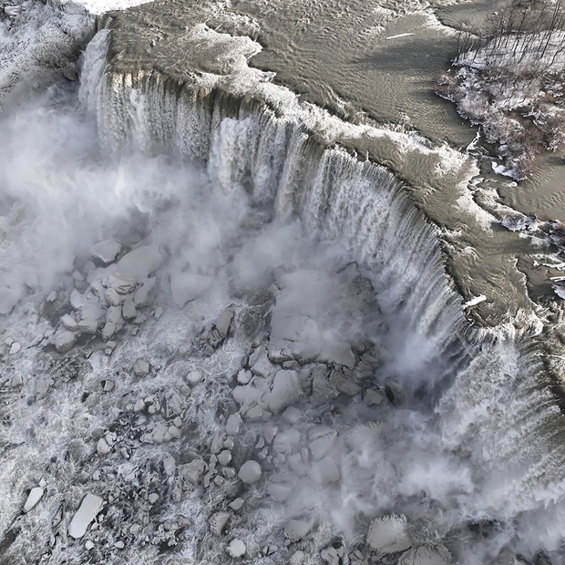 Bị đóng băng một phần, thác Niagara biến thành xứ sở cổ tích - Ảnh 4.