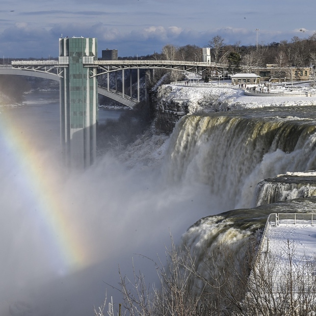 Bị đóng băng một phần, thác Niagara biến thành xứ sở cổ tích - Ảnh 3.