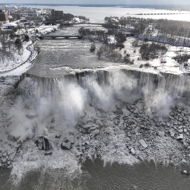 Bị đóng băng một phần, thác Niagara biến thành xứ sở cổ tích - Ảnh 2.