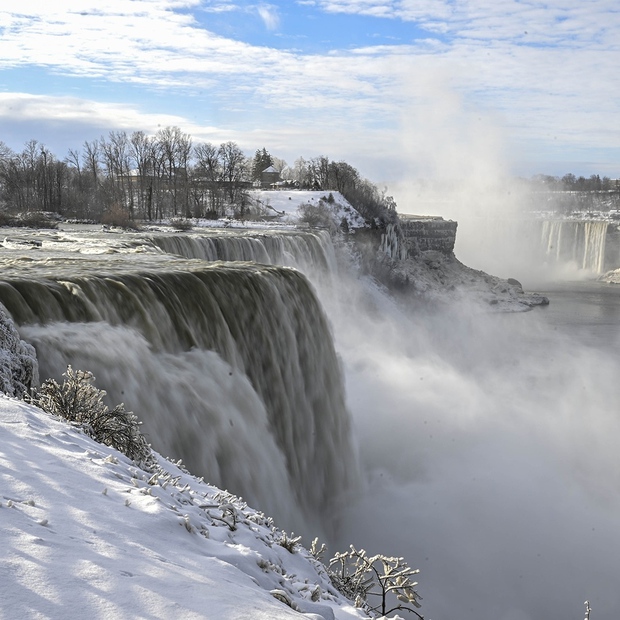 Bị đóng băng một phần, thác Niagara biến thành xứ sở cổ tích - Ảnh 1.