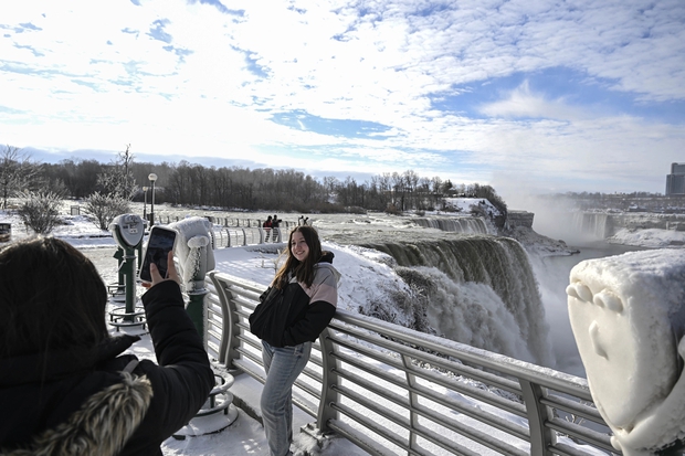 Bị đóng băng một phần, thác Niagara biến thành xứ sở cổ tích - Ảnh 11.