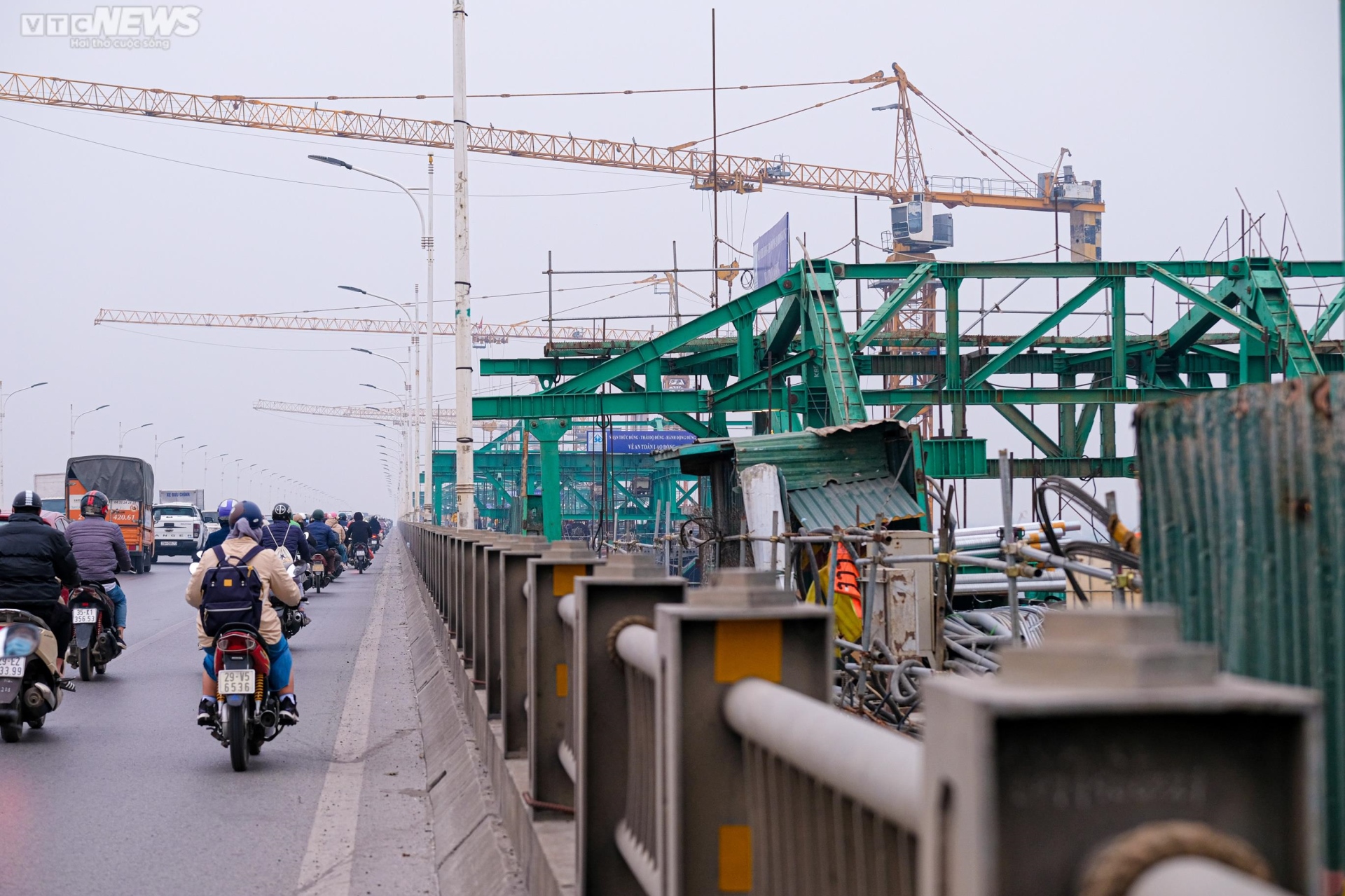 Toàn cảnh dự án cầu Vĩnh Tuy sắp hoàn thành nhìn từ trên cao - Ảnh 14.
