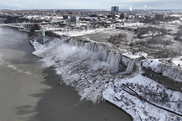 Bị đóng băng một phần, thác Niagara biến thành xứ sở cổ tích - Ảnh 9.