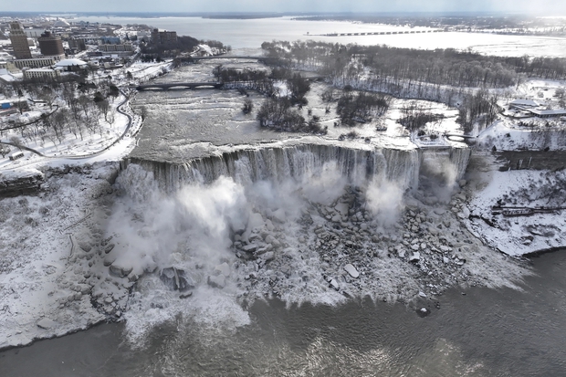 Bị đóng băng một phần, thác Niagara biến thành xứ sở cổ tích - Ảnh 8.