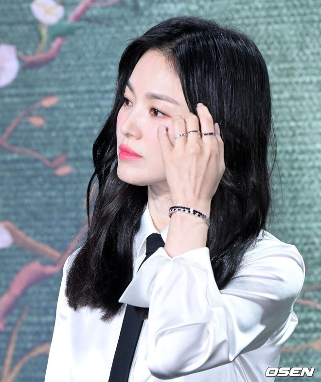 Số khổ như Song Hye Kyo: 2 lần tái xuất hoành tráng đều bị tình cũ Song Joong Ki - Lee Byung Hun phá đám với scandal tình ái - Ảnh 10.