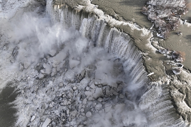 Bị đóng băng một phần, thác Niagara biến thành xứ sở cổ tích - Ảnh 7.