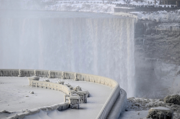 Bị đóng băng một phần, thác Niagara biến thành xứ sở cổ tích - Ảnh 6.