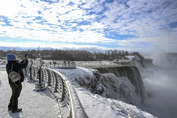 Bị đóng băng một phần, thác Niagara biến thành xứ sở cổ tích - Ảnh 5.