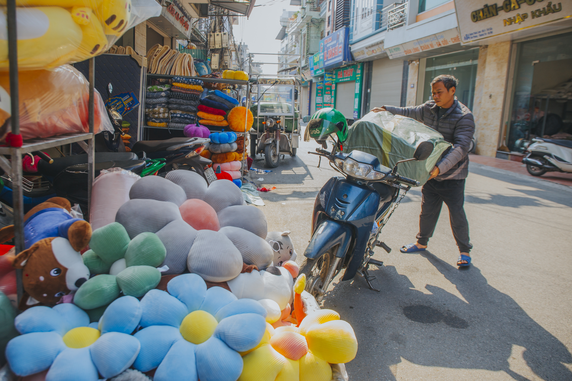 Thủ phủ chăn ga gối đệm Trát Cầu nhộn nhịp mùa rét - Ảnh 5.