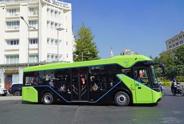  VinFast rục rịch làm bus lớn chưa từng có: 3 cửa đôi, bớt điệu hơn mẫu hiện tại  - Ảnh 2.