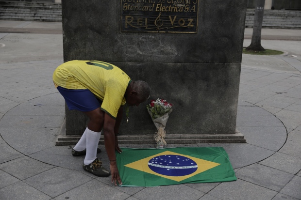 Brazil tổ chức quốc tang 3 ngày, người dân nghẹn ngào tưởng nhớ Pele - Ảnh 4.
