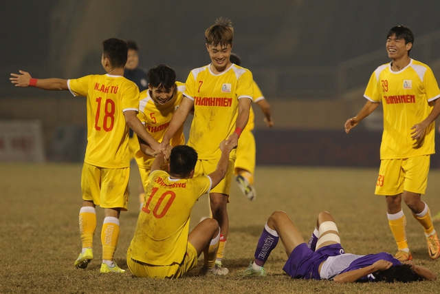 U21 Hà Nội vô địch U21 Quốc gia: Cảm xúc trái ngược giữa U21 Bình Dương và nhà vô địch - Ảnh 3.