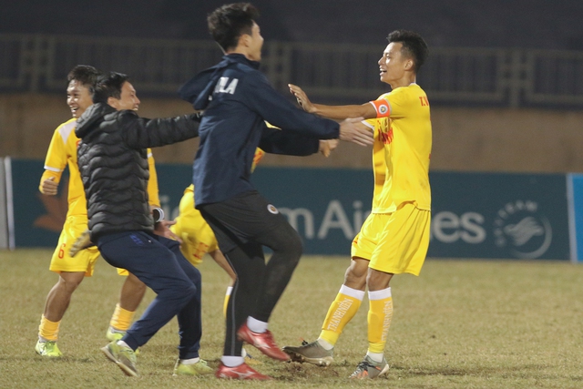 U21 Hà Nội vô địch U21 Quốc gia: Cảm xúc trái ngược giữa U21 Bình Dương và nhà vô địch - Ảnh 2.